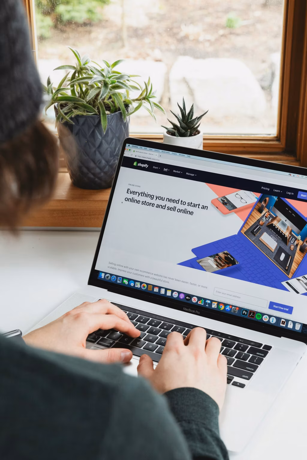 Persona utilizando un portátil para compras online, imagen de Unsplash para comercio digital con IA