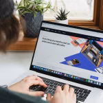 Persona utilizando un portátil para compras online, imagen de Unsplash para comercio digital con IA