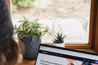 Persona utilizando un portátil para compras online, imagen de Unsplash para comercio digital con IA