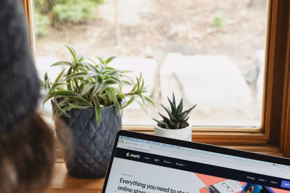 Persona utilizando un portátil para compras online, imagen de Unsplash para comercio digital con IA
