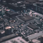 Detalle de un circuito electrónico asociado a infraestructura de inteligencia artificial