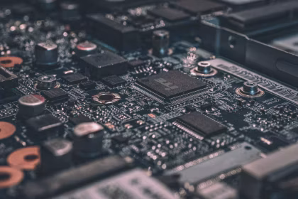 Detalle de un circuito electrónico asociado a infraestructura de inteligencia artificial