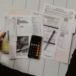 Persona revisando facturas digitales y documentos contables en un ordenador.