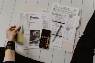 Persona revisando facturas digitales y documentos contables en un ordenador.