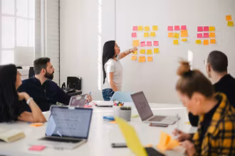 Profesionales trabajando en una sesión de estrategia empresarial con tecnología.