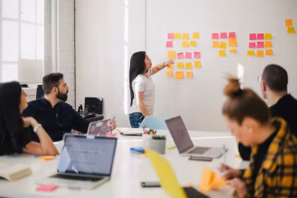 Profesionales trabajando en una sesión de estrategia empresarial con tecnología.
