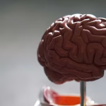 Sala médica con equipo de resonancia, imagen asociada a neurotecnología e inteligencia artificial.