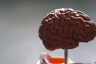 Sala médica con equipo de resonancia, imagen asociada a neurotecnología e inteligencia artificial.
