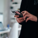 Teléfono móvil con conversación de mensajería en pantalla