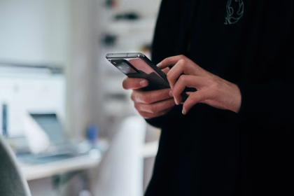Teléfono móvil con conversación de mensajería en pantalla