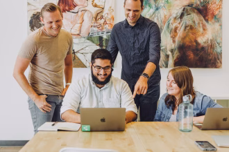 Equipo emprendedor trabajando en una mesa de oficina, imagen asociada a inversión en startups españolas.