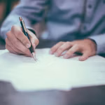 Documentos y bolígrafo sobre una mesa de trabajo jurídica