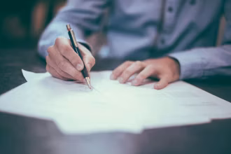 Documentos y bolígrafo sobre una mesa de trabajo jurídica