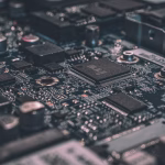 Placa electrónica con microchips y circuitos para computación avanzada