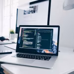 Pantalla de portátil con código, imagen de Unsplash para ciberseguridad y protección de información