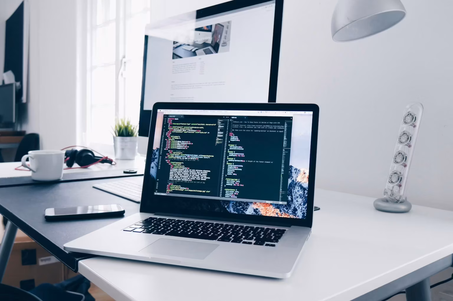 Pantalla de portátil con código, imagen de Unsplash para ciberseguridad y protección de información
