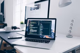 Pantalla de portátil con código, imagen de Unsplash para ciberseguridad y protección de información