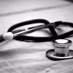 Profesional sanitario en consulta médica, imagen asociada a tecnología de salud preventiva.