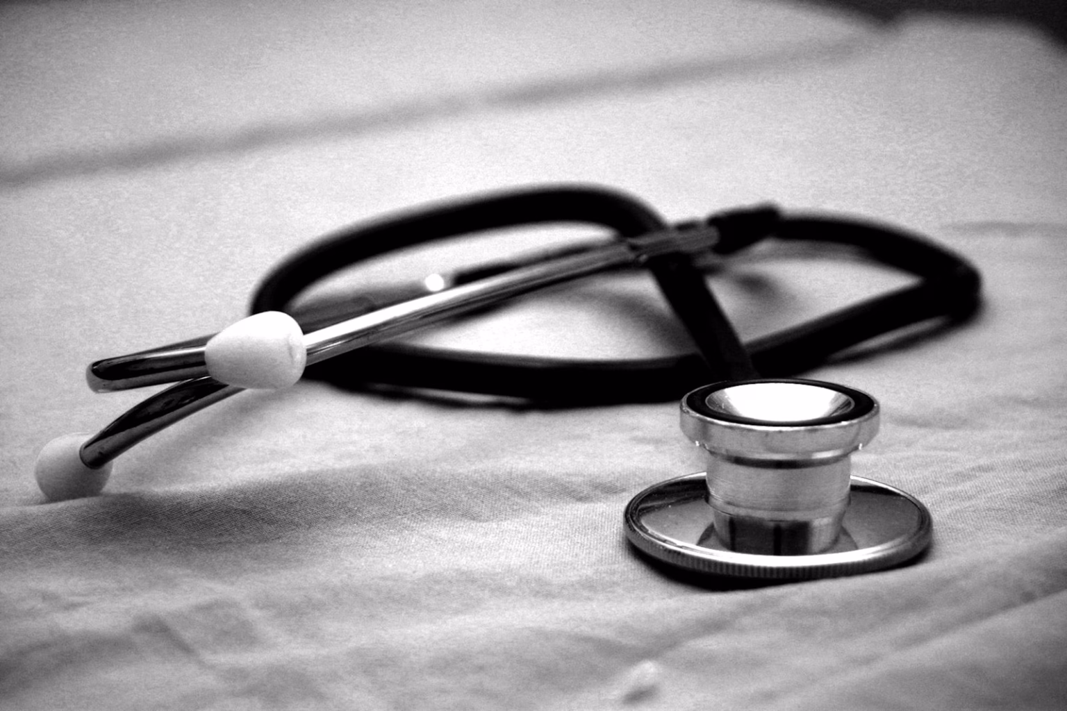 Profesional sanitario en consulta médica, imagen asociada a tecnología de salud preventiva.