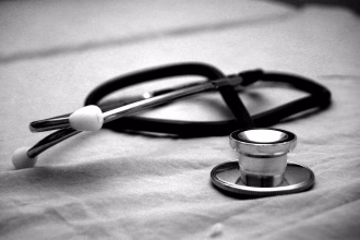 Profesional sanitario en consulta médica, imagen asociada a tecnología de salud preventiva.