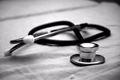 Profesional sanitario en consulta médica, imagen asociada a tecnología de salud preventiva.