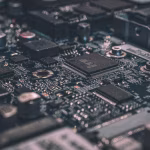 Detalle de un circuito electrónico para infraestructura de inteligencia artificial