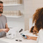 Pago digital realizado con una tarjeta bancaria