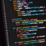 Código de software mostrado en la pantalla de un ordenador
