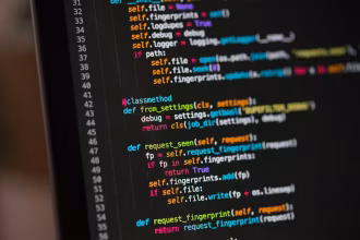 Código de software mostrado en la pantalla de un ordenador