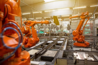 Brazo robótico industrial en una fábrica automatizada
