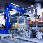 Brazo robótico industrial en una fábrica, imagen de Unsplash para robótica y automatización