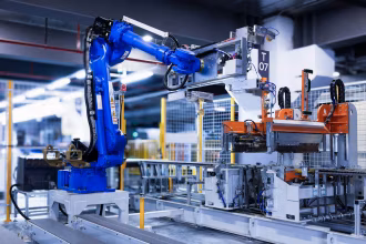Brazo robótico industrial en una fábrica, imagen de Unsplash para robótica y automatización